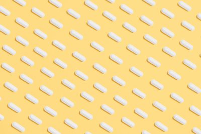 Gele achtergrond met witte capsules