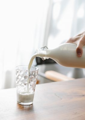 Glas melk wordt ingeschonken